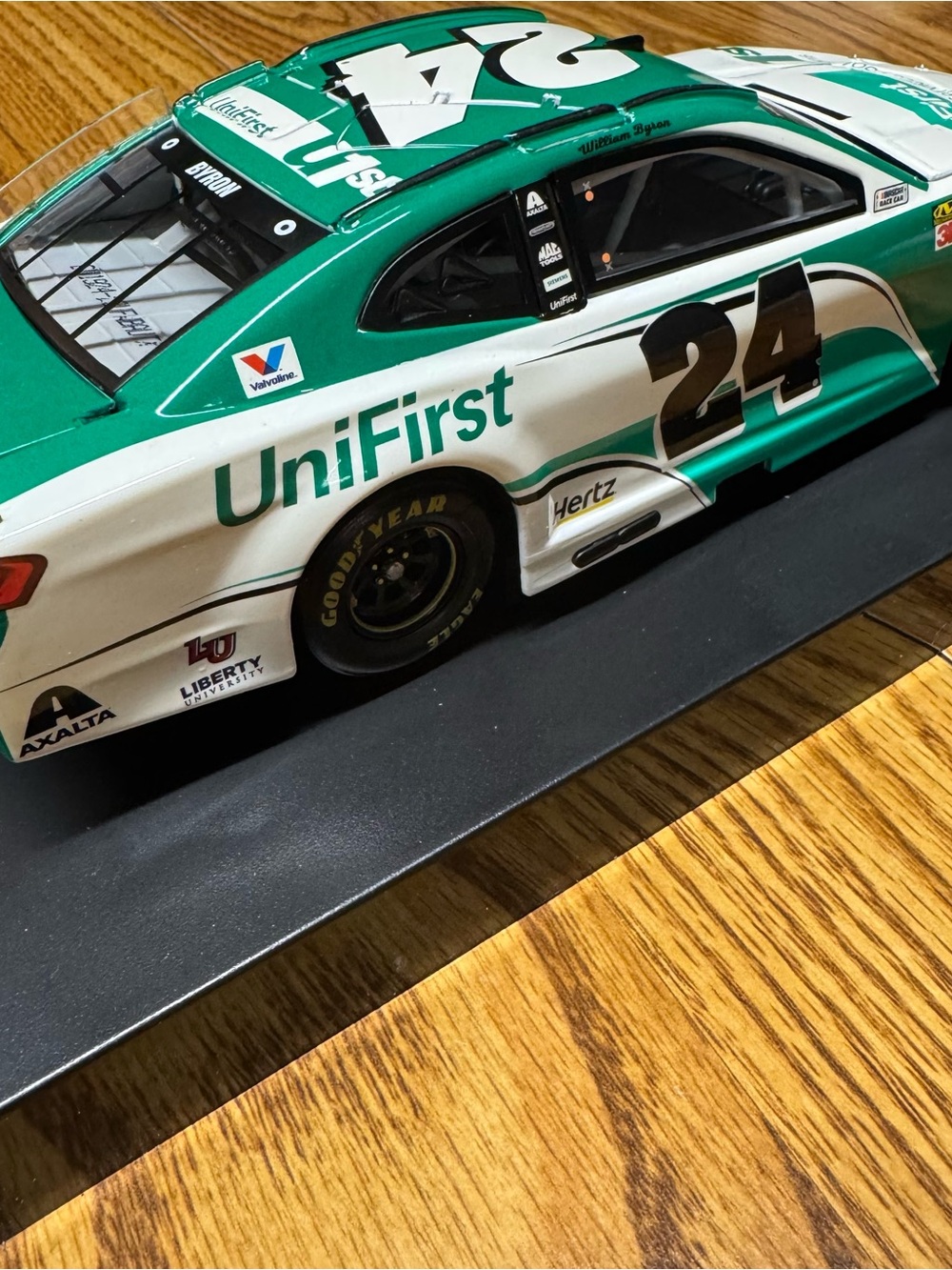 William Byron Signed 1:24 NASCAR Diecast - Picture 6 of 9